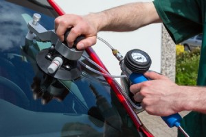 Reparatur eines Steinschlags in der Windschutzscheibe